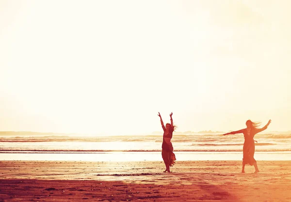 如果你想自由 就自由 两名年轻女子日落时在海滩上度过了一天 — 图库照片