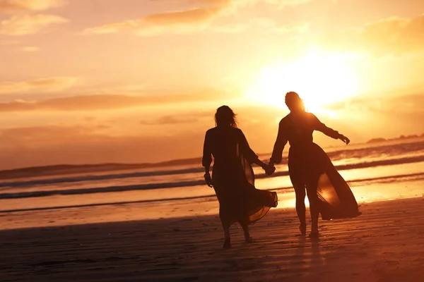 夢を追いかけるなよ 2人の若い女性が日没時にビーチで過ごし — ストック写真