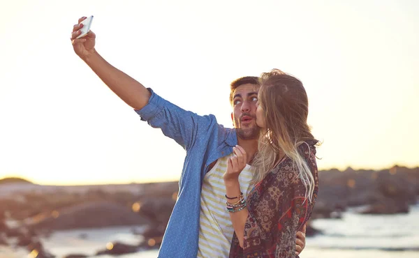 Selfies Playa Con Bae Una Feliz Pareja Joven Tomando Selfies —  Fotos de Stock