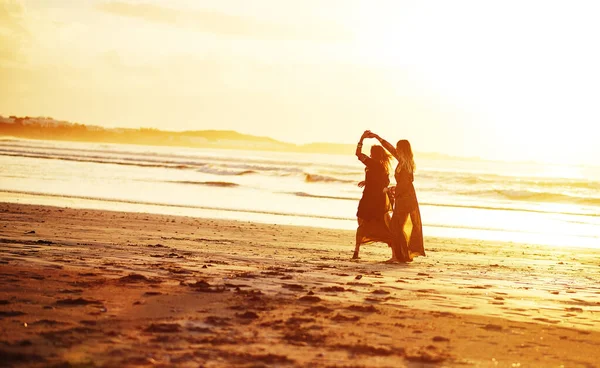 让我们在阳光下跳舞吧 年轻人一起在海滩上 — 图库照片