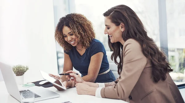 推动商业生产力是团队努力的结果 两名女商人在一起工作时一起使用数字平板电脑 — 图库照片