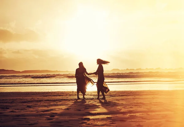 お前の魂と溝を見つけるんだ 2人の若い女性が日没時にビーチで過ごし — ストック写真