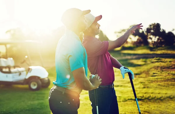 家に持ち帰る方法を説明します 2人の友人がゴルフ場でゴルフをしていて — ストック写真