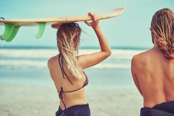 去下一个旅程 一对带着冲浪板在海滩上散步的年轻夫妇 — 图库照片
