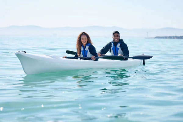 皮划艇和赛艇在湖上 海上或河上进行水上运动和健身挑战 为自由和团队合作而带着冒险 锻炼或旅行的微笑的男人和女人的画像 — 图库照片
