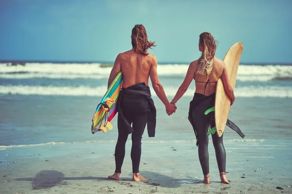 以下の時間は インターネットサーフィン より多くの時間の波をサーフィン 完璧な波を待っている若いカップルのレビューショット — ストック写真