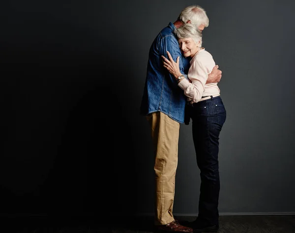 Sevgi Dolu Bir Kucaklaşmayı Paylaşmak Gri Bir Arkaplana Karşı Poz — Stok fotoğraf