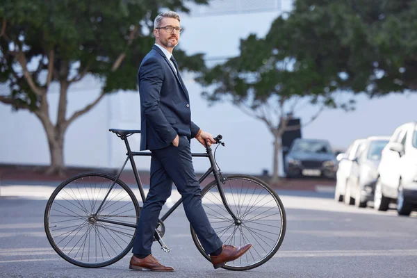 자전거 그리고 환경을 사업가 야외에서 자전거타기 건강을 직원들 전문적 경영적 — 스톡 사진