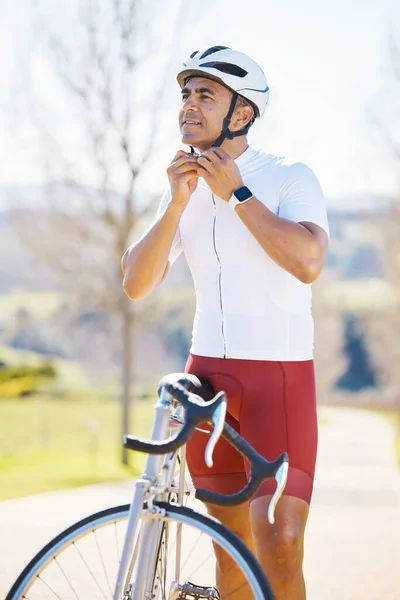 Fahrrad Helm Und Herrenradfahren Wettkampf Fitnesstraining Oder Marathon Oder Sportabenteuer — Stockfoto