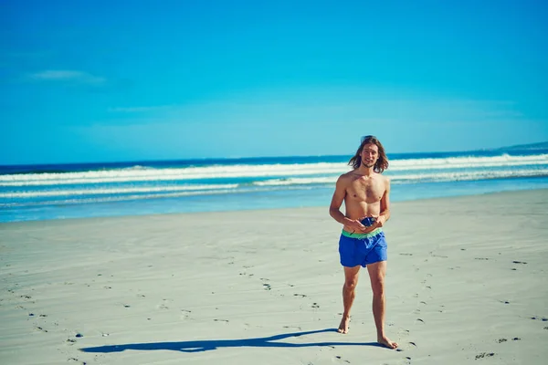 Wszystko Znajduje Się Plaży Młody Człowiek Spędzający Dzień Plaży — Zdjęcie stockowe