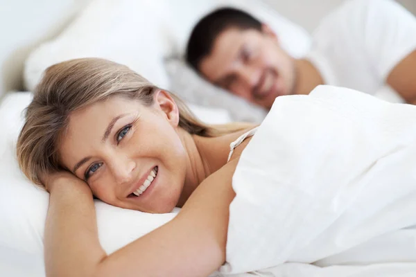 Ξυπνάς Χαμόγελο Χαμογελαστό Νεαρό Ζευγάρι Ξαπλωμένο Στο Κρεβάτι Μαζί — Φωτογραφία Αρχείου