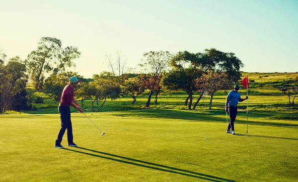 Speel Baan Niet Tegenstander Twee Vrienden Spelen Een Rondje Golf — Stockfoto