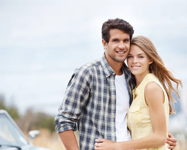 Kaygısız Gülümsemeleri Paylaşıyoruz Romantik Genç Bir Çift Üstü Açık Arabalarının — Stok fotoğraf