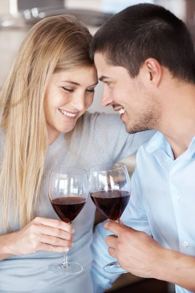 Passiamo Tempo Insieme Una Coppia Innamorata Gode Bicchiere Vino Rosso — Foto Stock
