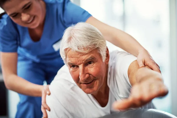 Agora Percebeste Homem Sênior Trabalhando Sua Recuperação Com Uma Fisioterapeuta — Fotografia de Stock