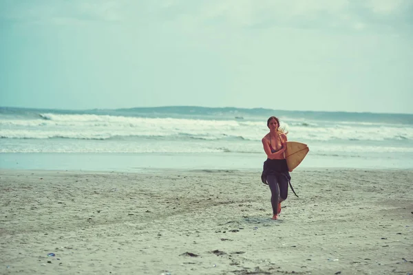 Yaza Bir Sörf Ile Başlayalım Genç Güzel Bir Kadın Sahilde — Stok fotoğraf