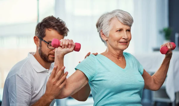 Halten Sie Ihre Stärke Eine Seniorin Arbeitet Mit Einem Männlichen — Stockfoto