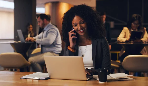Feliz Llamada Telefónica Laptop Mujer Negocios Hablando Hablando Negociando Con — Foto de Stock