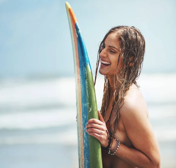Dalgalara Çarpmak Için Can Atıyorum Sörf Tahtasıyla Sahilde Duran Çekici — Stok fotoğraf