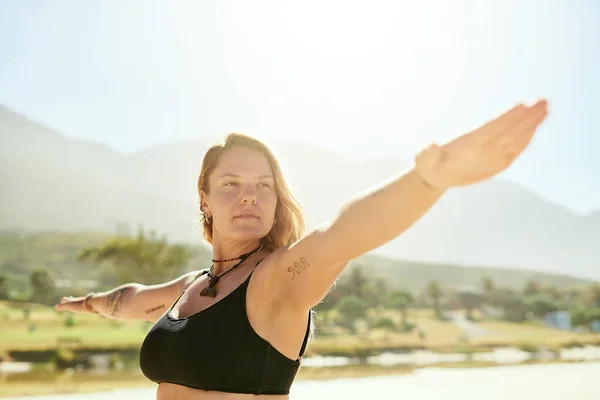 Dra Dig Tillbaka Vacker Ung Kvinna Som Utövar Yoga Stranden — Stockfoto