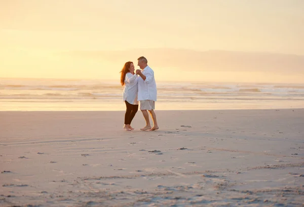 直到今天 他仍然让她屏住呼吸 一对成熟的夫妇在海滩上跳舞 — 图库照片