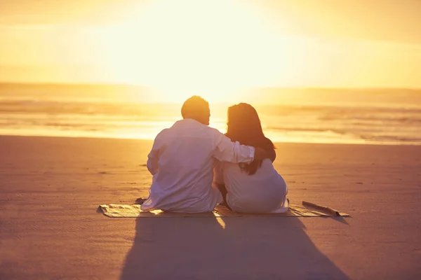 君はこの景色をもっと良くする ビーチに座っている間に夕日を楽しむ愛情のある成熟したカップルのレビューショット — ストック写真