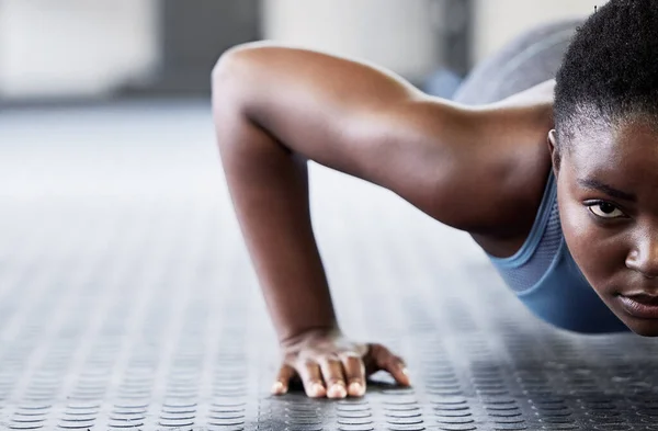 초상화 훈련을 체육관 바닥에 근육을 운동을 선수의 과반쯤 흉내내는 — 스톡 사진