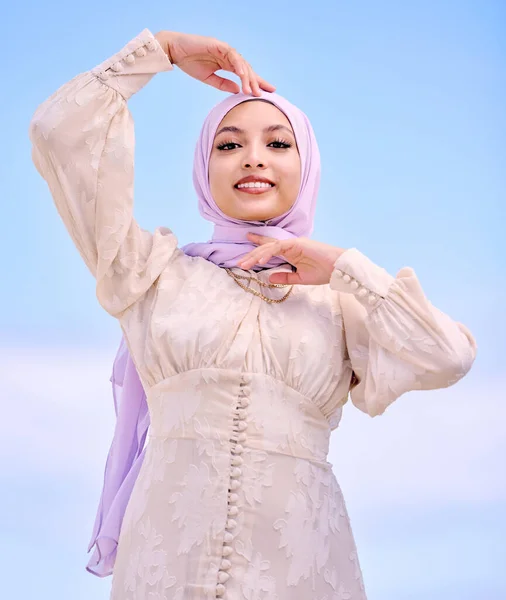 时尚或宗教与一个快乐的索迪女人在蓝天背景与围巾的风格 伊斯兰教 信仰或头巾 与穿着当代服装的时髦的穆斯林年轻人在户外摆姿势 — 图库照片