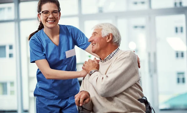 Gratitud Suficiente Recompensa Una Joven Enfermera Paciente Mayor Hogar Ancianos —  Fotos de Stock