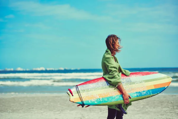 私が行くところで 私のサーフボードは行く サーフボードを持ってビーチを歩いている若いサーファーが — ストック写真
