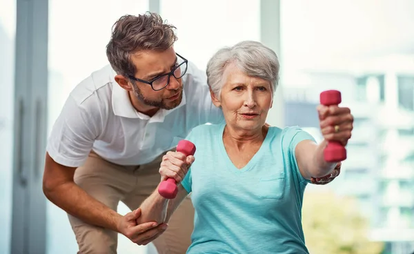 Macht Weiter Eine Seniorin Arbeitet Mit Einem Männlichen Physiotherapeuten Ihrer — Stockfoto