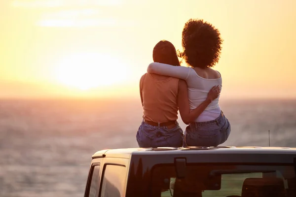 Liebe Homosexuell Und Sonnenuntergang Mit Lesbischem Paar Autostrand Für Entspannung — Stockfoto
