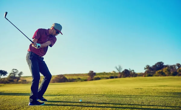 Doskonalenie Jego Gry Jedna Huśtawka Raz Młody Człowiek Grający Golfa — Zdjęcie stockowe