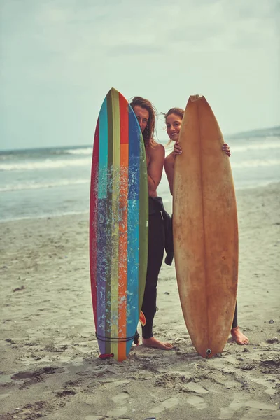 Rób Się Podoba Młoda Para Spędzająca Dzień Surfując — Zdjęcie stockowe