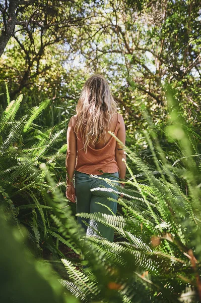 Kom Närmare Naturen Ung Kvinna Ute Och Utforskar Naturen — Stockfoto