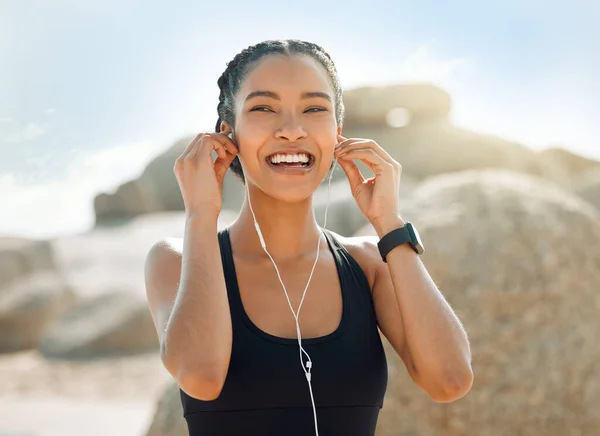 Ευτυχισμένη Γυναίκα Ακουστικά Γυμναστήριο Στην Παραλία Και Ακούγοντας Μουσική Για — Φωτογραφία Αρχείου