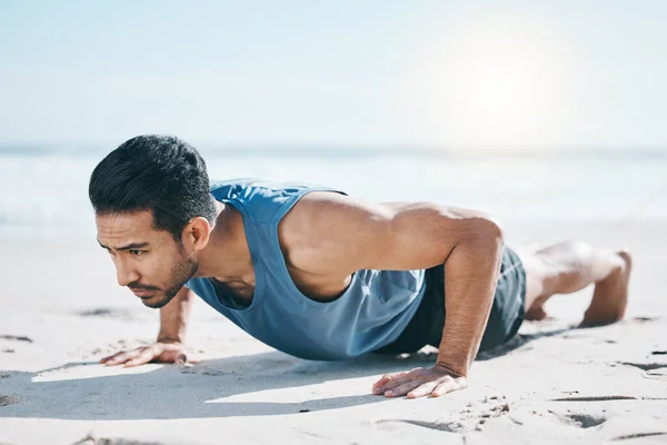 Mężczyzna Plaża Pompka Piasku Treningu Fitness Lub Ćwiczeń Dla Wydajności — Zdjęcie stockowe