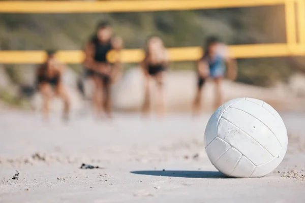 沙滩排球 体育和沙滩上的夏季健身 娱乐和度假运动 自然和海洋球 用于运动训练 有氧运动或度假或旅行时的竞赛 — 图库照片