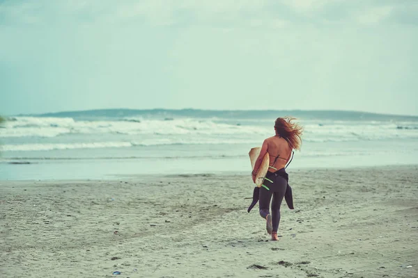 Dni Takie Jak Ten Były Stworzone Surfowania Piękna Młoda Kobieta — Zdjęcie stockowe