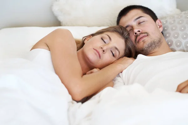 Huzur Içinde Rüya Görüyordum Çekici Genç Çift Yatakta Birlikte Uyuyorlar — Stok fotoğraf