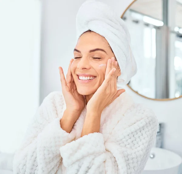 Cuidado Piel Sonrisa Mujer Con Crema Facial Baño Para Bienestar — Foto de Stock