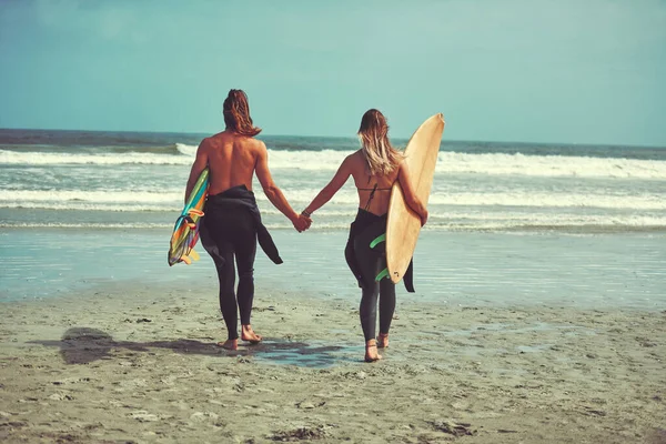 Соль Море Молодая Пара Гуляющая Пляжу Своими Досками Серфинга — стоковое фото