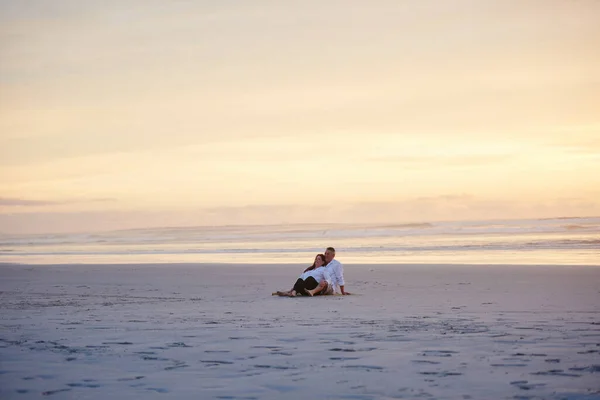 享受生活中的小事情 一对成熟的夫妇一起在海滩上放松 — 图库照片