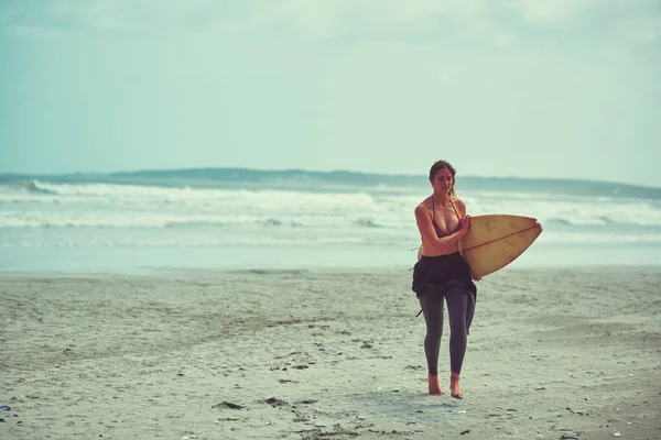 Była Falista Jazda Młody Surfer Niosący Jej Deskę Surfingową Plaży — Zdjęcie stockowe