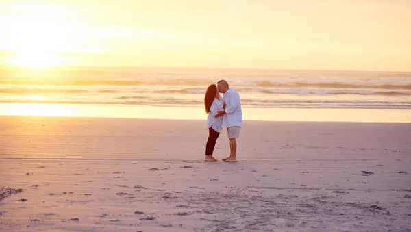 成熟的爱情 深情的爱情在海滩上亲吻的一对成熟的夫妇 — 图库照片