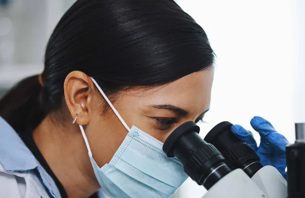 Nauka Laboratorium Kobieta Mikroskopem Badań Analiz Medycznych Badań Laboratoryjnych Opieka — Zdjęcie stockowe