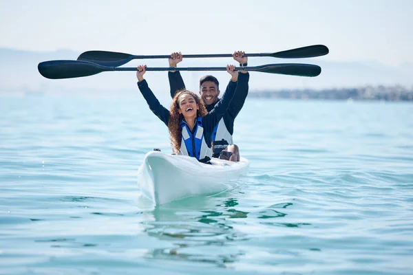 カヤック スポーツ チームは または川でボートを漕いで勝利を祝い フィットネスの課題に挑戦します チームワーク運動 水上旅行のためのパドルで男と女または勝利のカップル — ストック写真