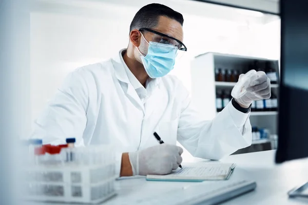 Labor Medizinische Forschung Und Wissenschaftler Schreiben Notizen Während Sie Eine — Stockfoto
