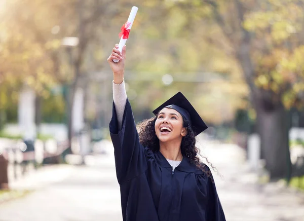 Succes Universitaire Vrouw Afgestudeerd Buiten Vieren Met Haar Certificaat Prestatie — Stockfoto