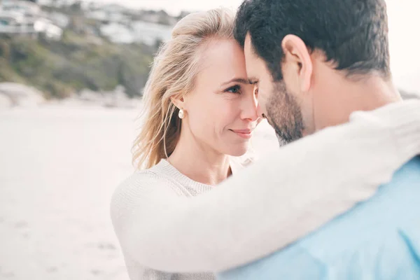 Beach Kärlek Och Par Rörande Ansikte Semester Semester Och Romantisk — Stockfoto